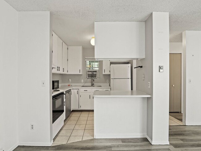 Building Photo - Cozy 2 Bed 2 Bath Condo Blocks from CSU Ca...