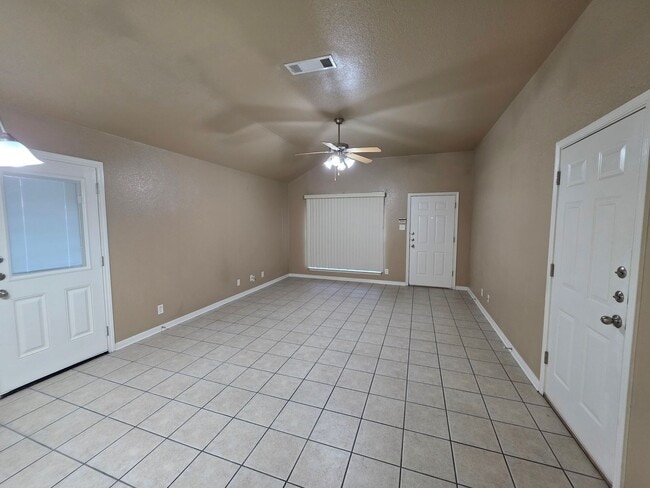 Building Photo - 3 Bedroom / 2 Bath Duplex – NEW FLOORING IN THE BEDROOMS
