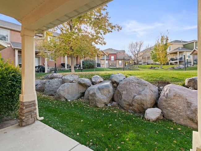 Building Photo - 5047 W Rock Butte Rd