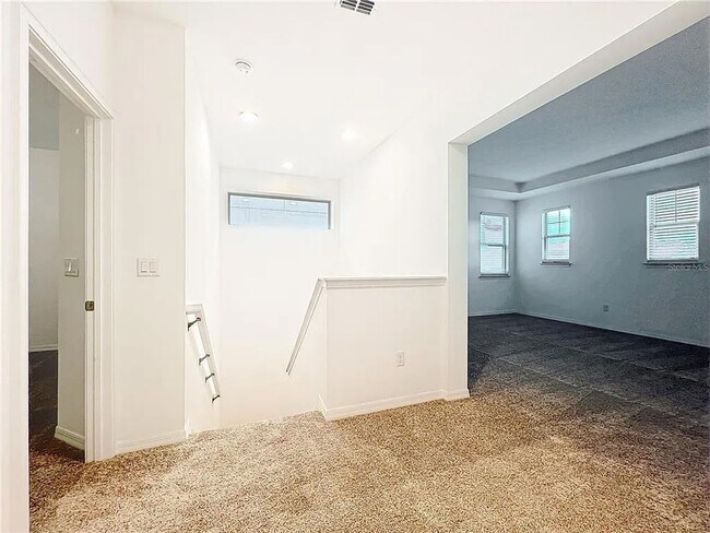 Building Photo - Spacious 5 Bedroom 4 Bathroom Home in Wind...