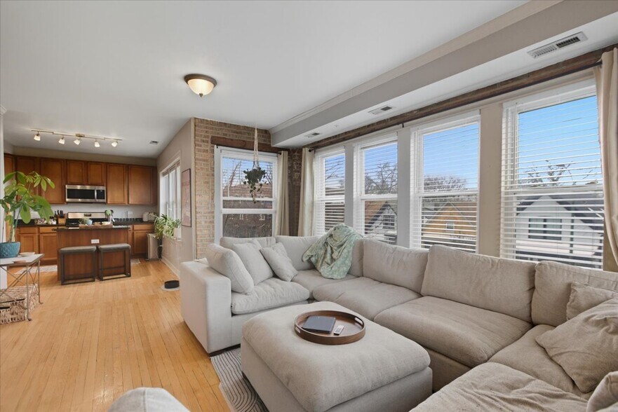 Building Photo - 3040 W Diversey Ave