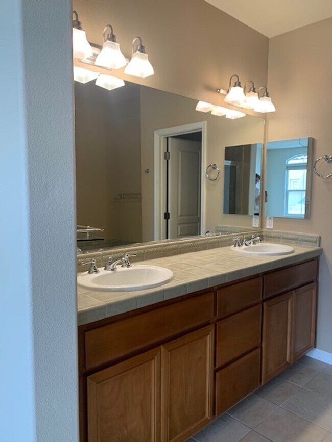 Building Photo - GORGEOUS MODERN 3BR 3BA TOWNHOUSE IN BEAUT...