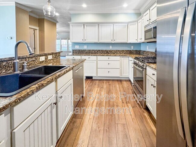 Building Photo - 998 E Shadow Creek Ln