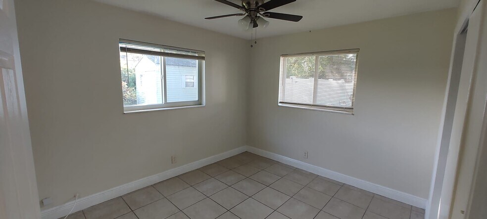 Building Photo - 2504 NW 9th Ln