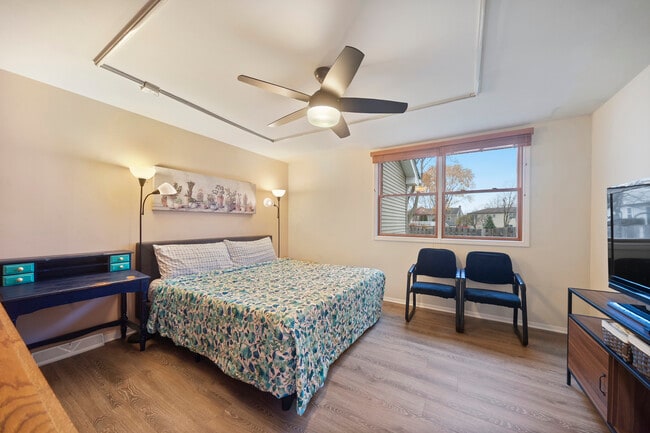 Building Photo - 8 Hampton Ct