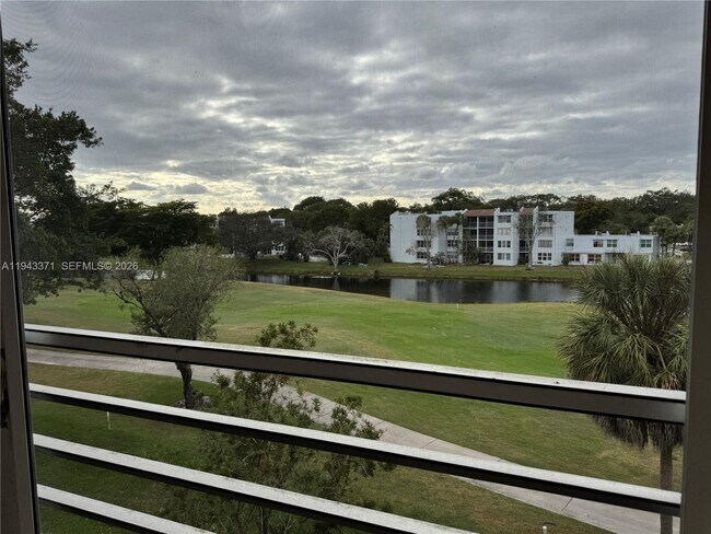 Building Photo - 1831 Sabal Palm Dr