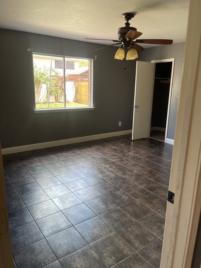 Primary Photo - 723 N Vista Dr
