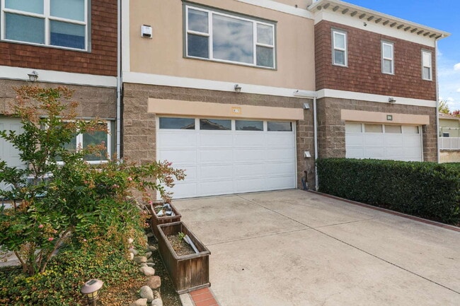 Building Photo - 913 Plum Ridge Dr