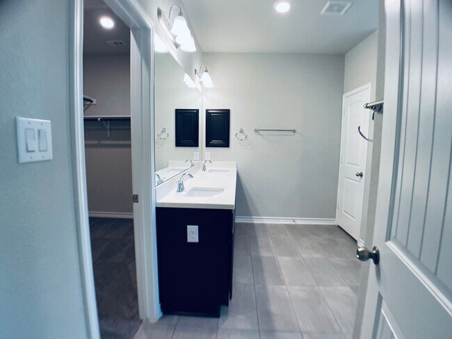 Building Photo - Charming Nestled Home near 281 and 1604