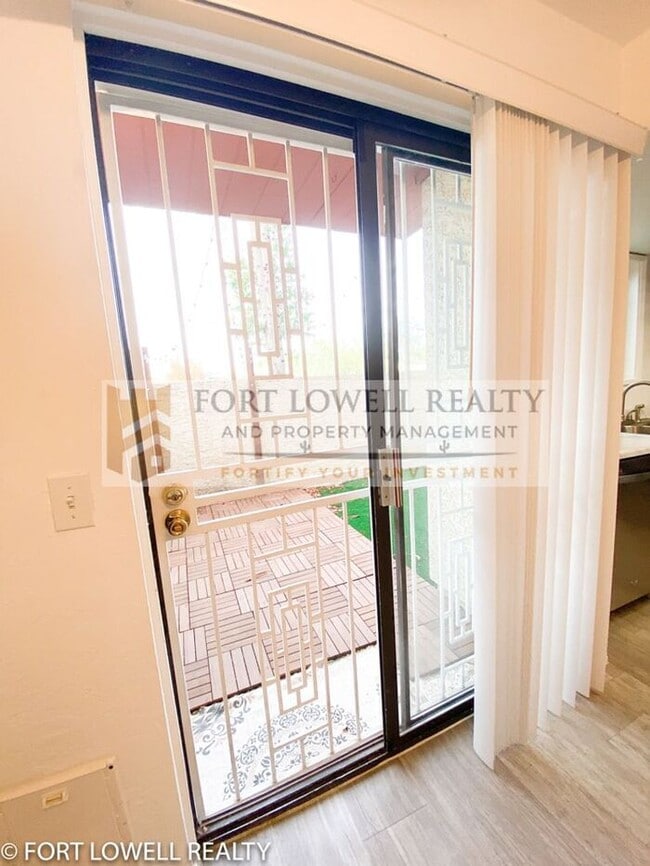 Building Photo - 2 Bed 2.5 Bath Townhome