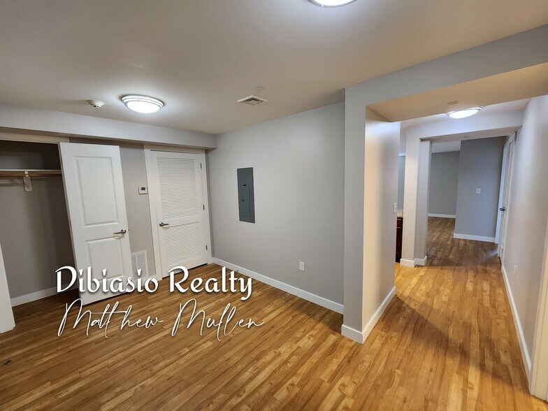 Building Photo - 19 Pond St