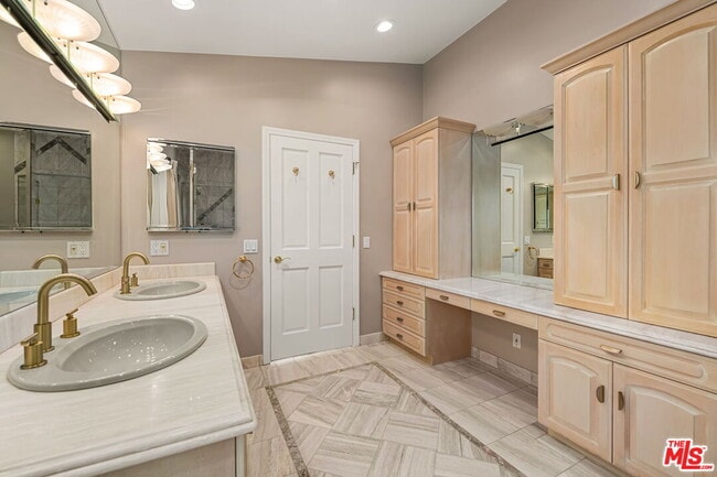 Building Photo - 221 Bellino Dr