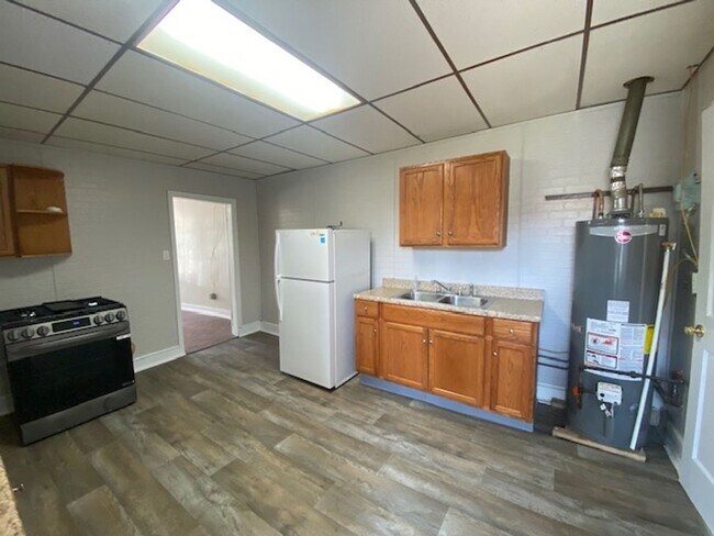 Building Photo - 22-22 S Twin St