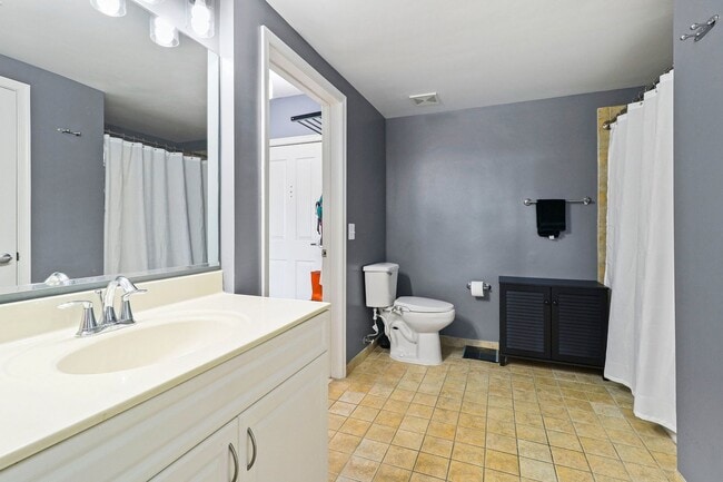 Building Photo - 2 Bedroom 2 Bath Condo Open Floor-plan, Stainless Steel Appliances, Pool, Concierge and More