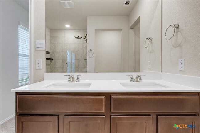 Building Photo - 137 Ellenora Dr