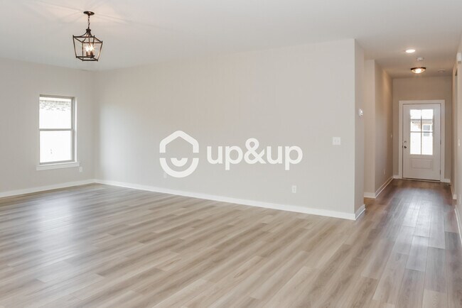 Building Photo - Fantastic 3bd/2ba home! Coming soon!