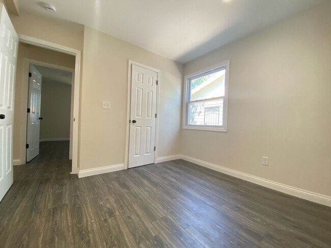 Building Photo - Newly Renovated 3 Bedroom Home With Centra...