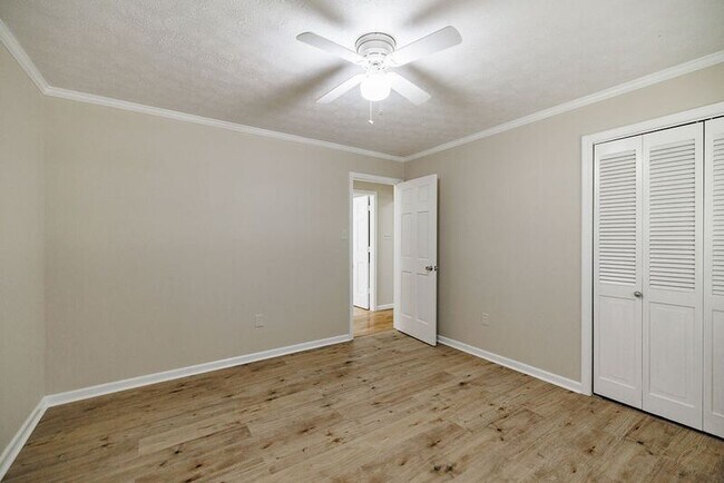 Building Photo - 1110 Maple Cir