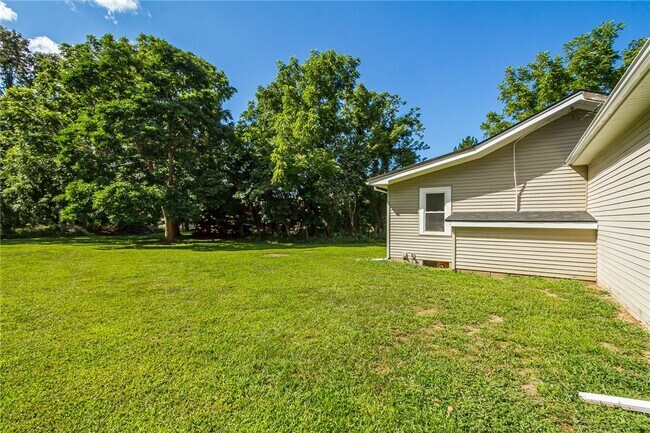 Building Photo - 617 Dewitt Rd