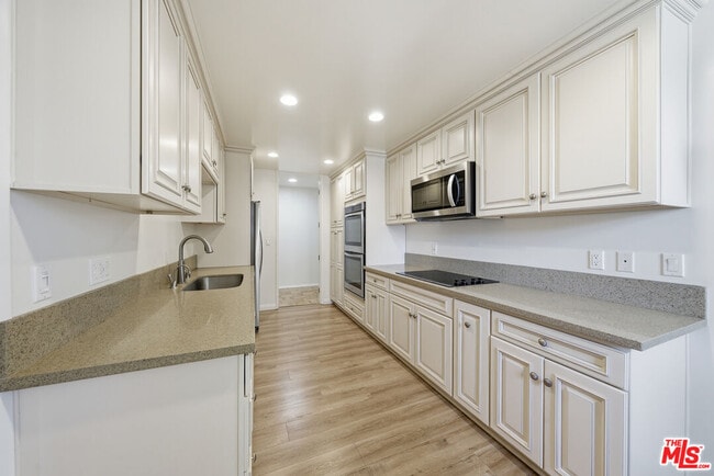 Building Photo - 141 S Linden Dr