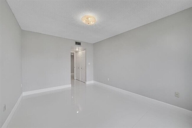 Building Photo - 1460 Sheridan St