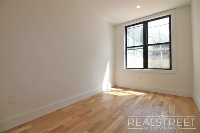 Building Photo - Stunning NEW 3 Bed 2 Bath Duplex in Bed St...