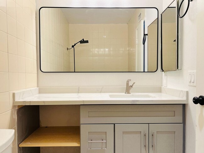 Building Photo - Beautiful 2 bedroom Condo