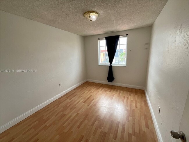 Building Photo - 895 W 79th Pl