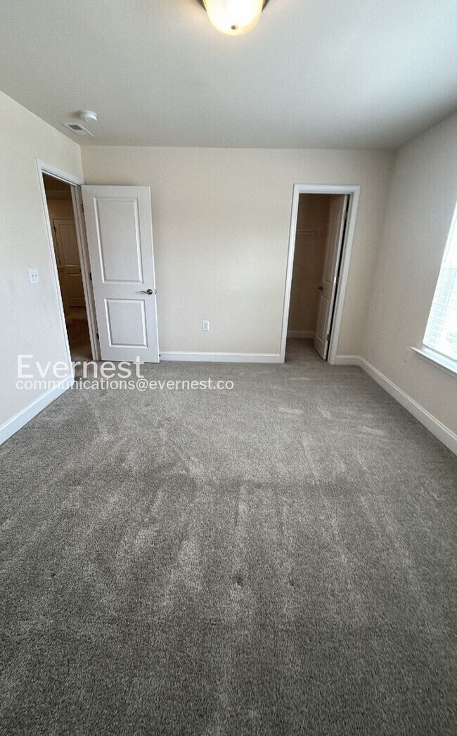 Building Photo - 5 Bed/3 Bath Home with Garage / Pet-Friendly / Available Now!