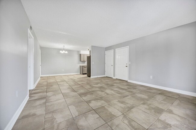 Building Photo - 3 Bedroom 2 Bathroom