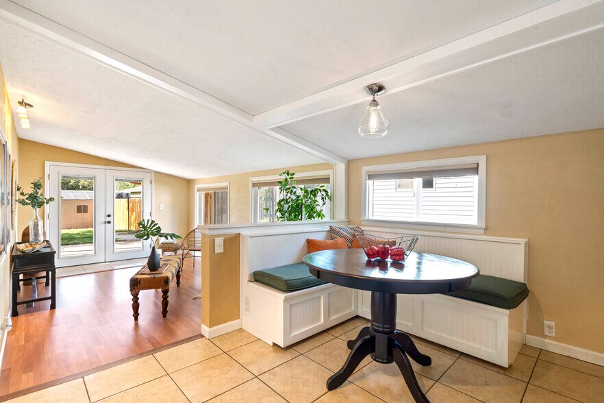 Building Photo - 1204 W 10th St