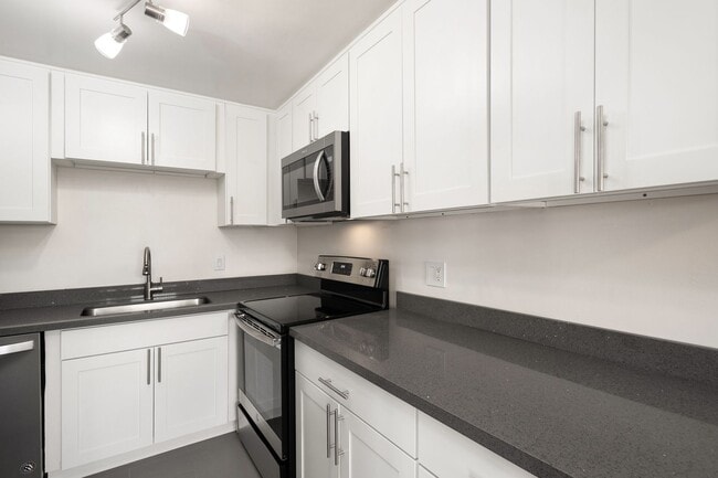 Building Photo - 1 Month Free! Greenlake 2 Bedroom - Top Floor, Washer/Dryer, Private Balcony, Parking Available