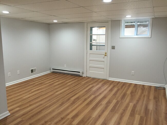 Living room - 2323 Crestmont Ave
