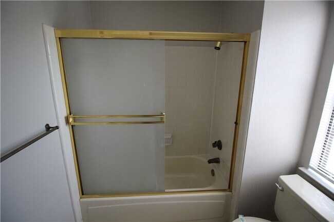Building Photo - 2 Bedroom, 2 Bath  in Bryan Place