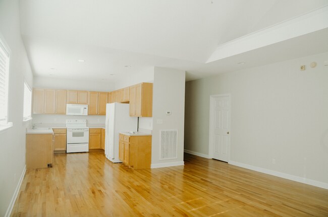 Building Photo - 3 Bedroom 2 Bath Home Near St. Elmo