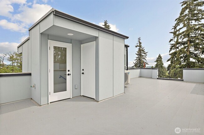 Building Photo - 902 N 86th St