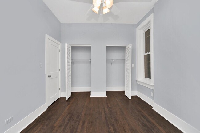 Building Photo - 845 N Damen Ave
