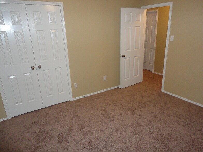 Building Photo - 811 Wild Prairie Dr