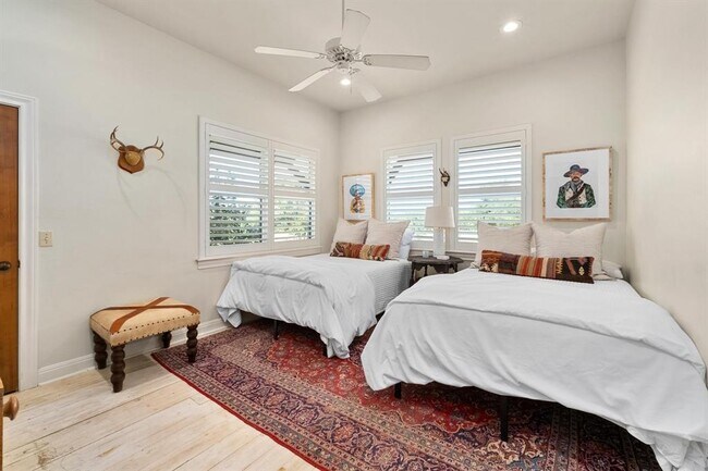 Building Photo - 2300 W Fitzhugh Rd