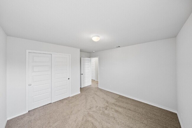 Building Photo - Spacious 5-Bedroom Rental on Oversized Cor...