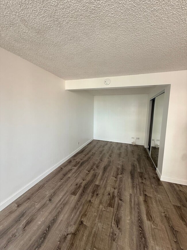 Building Photo - Studio w/ Parking For Rent – Convenient Urban Living in the Heart of Honolulu