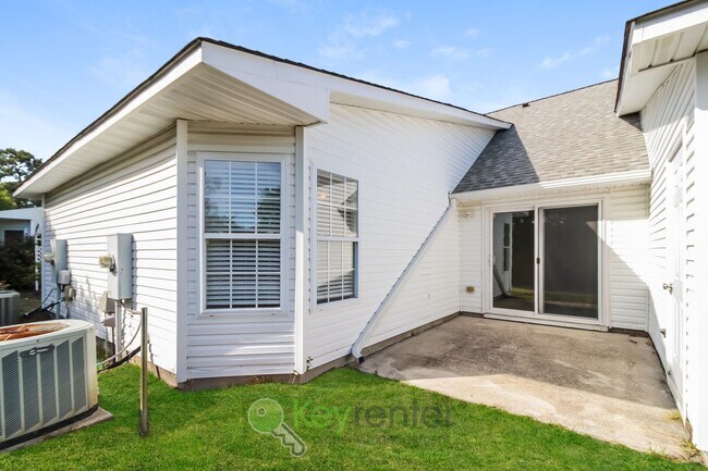 Building Photo - Beautiful Townhome - 2 Br/2 Bath, Pet-Friendly. Just minutes from The Pointe in Wilmington!