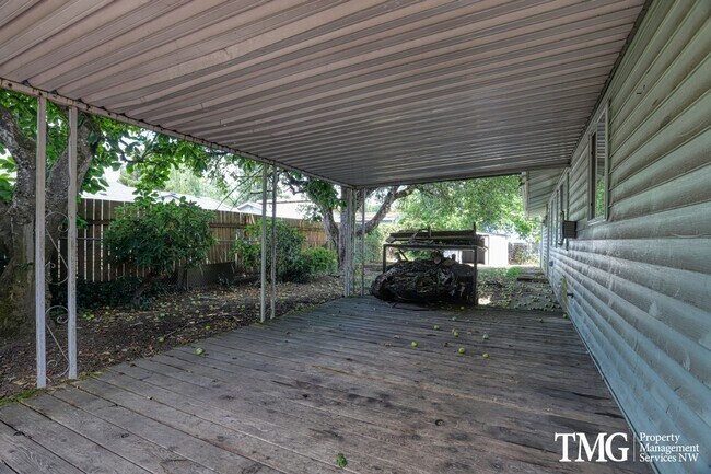 Building Photo - Charming single-family home!