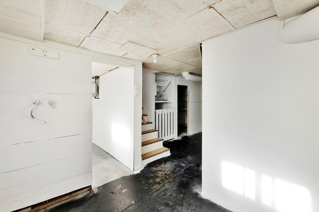 Building Photo - 637 S Holyoke St