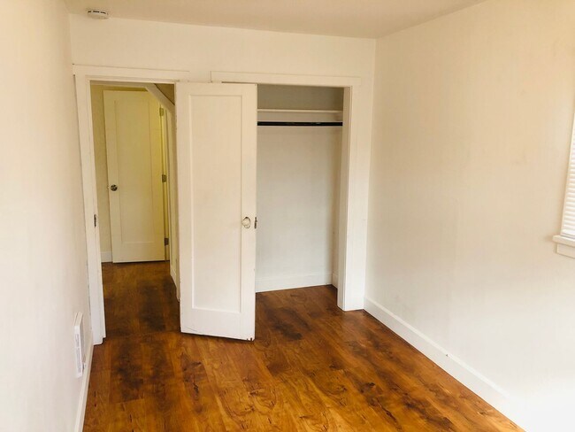 Building Photo - Freshly updated 3 bedroom 1 bath house off...