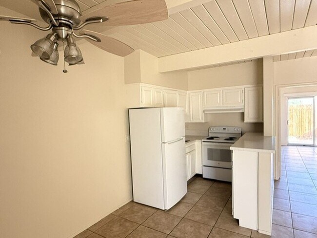 Building Photo - 3750 E Calle De Ricardo