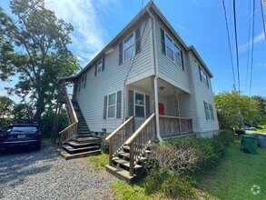 Building Photo - Historic Lincolnville Roommate-Ready Apart...