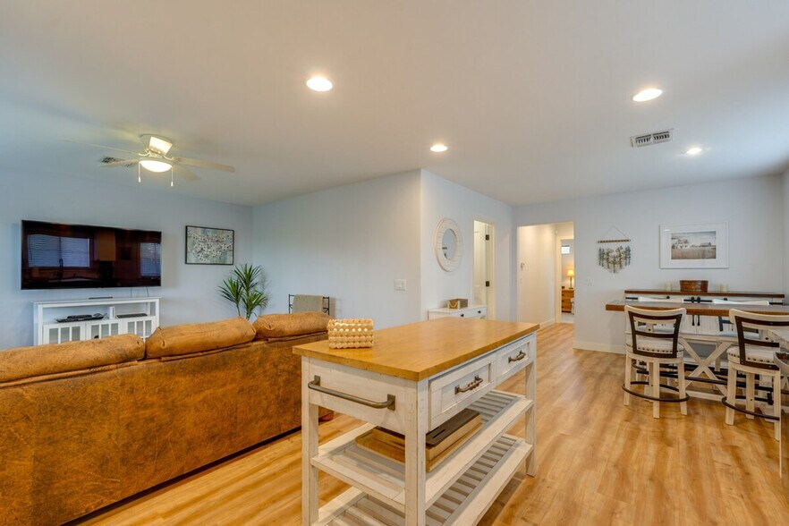 Building Photo - 8637 S Newberry Ln
