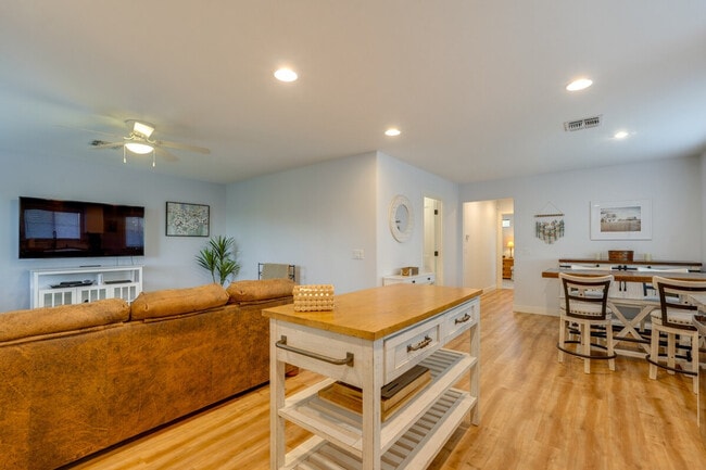 Building Photo - 8637 S Newberry Ln