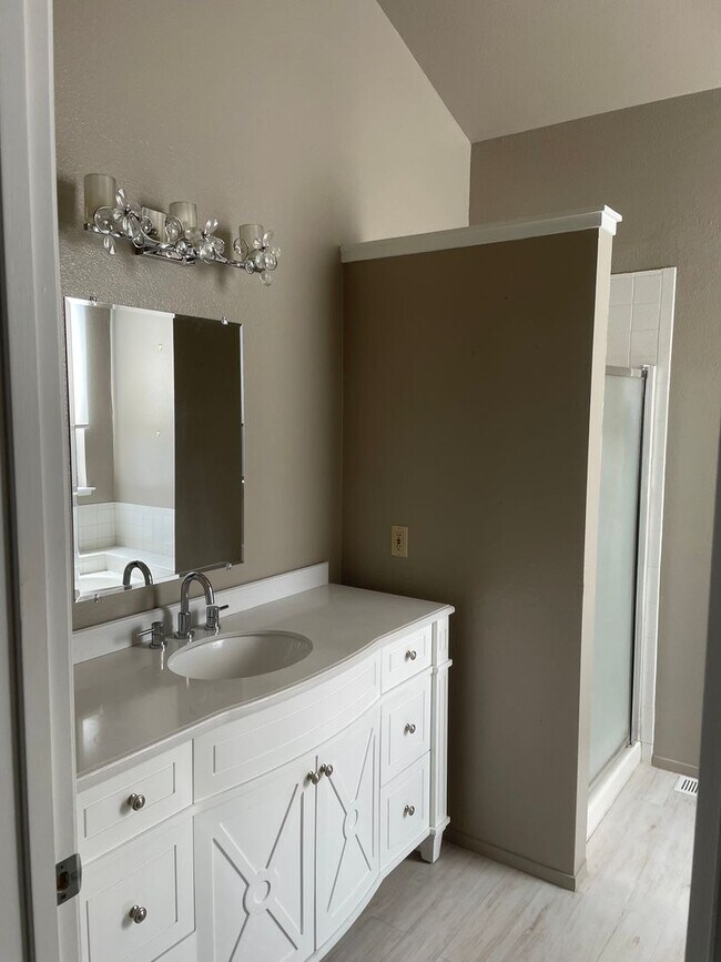 Building Photo - Beautiful End Unit Condo in Bennett Valley!